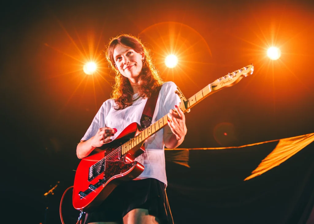 Matilda Mann sur scène tenant une guitare