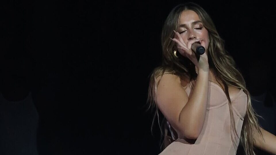 Tate McRae : Pourquoi l’incroyable Popstar conquiert la Scène en 2026